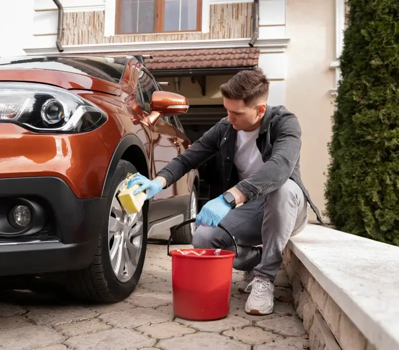 Lavage auto à domicile Mesnil-Raoul : professionnel intervenant sur un véhicule